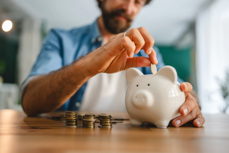 Une personne en tenue de travail blanc effectue des travaux de rénovation sur une fenêtre à châssis blanc